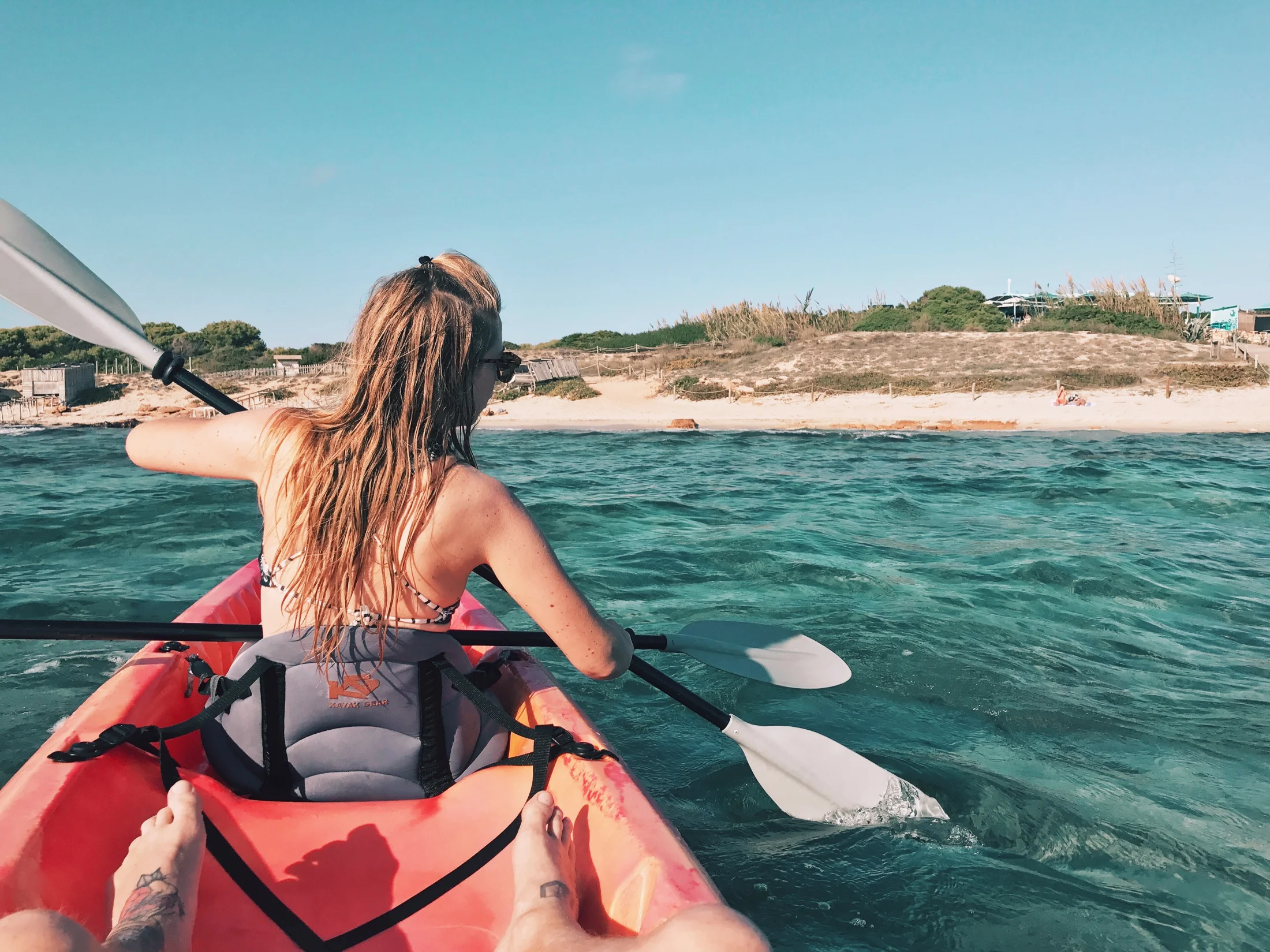 Kayak biplace dans l'eau turquoise le long de Platja de Migjorn, Formentera