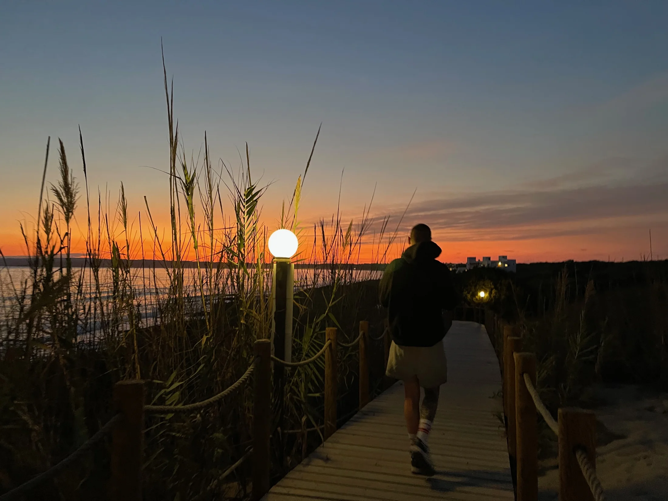 Ponton éclairé au crépuscule sur Platja de Migjorn à Formentera