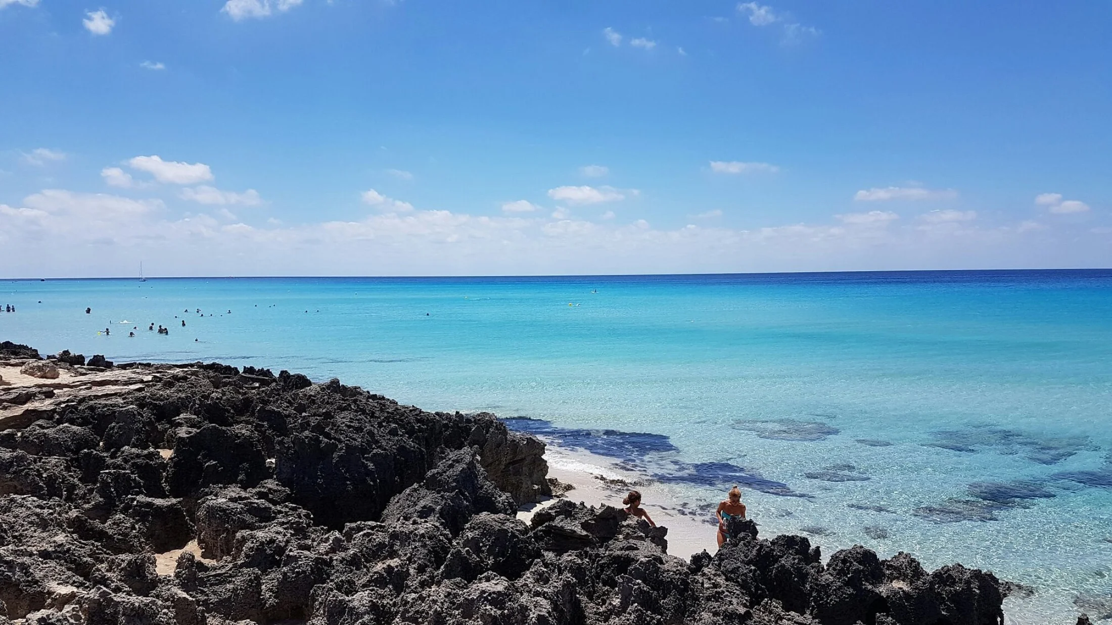 Rochers et eau turquoise translucide sur la côte de Migjorn à Formentera