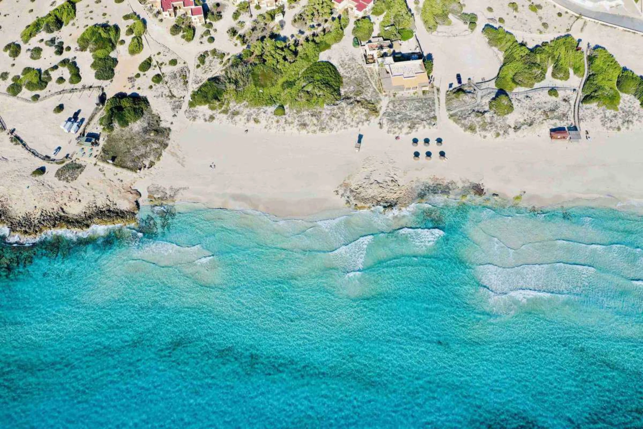 Vue aérienne du littoral de Migjorn à Formentera, sable clair et eau turquoise