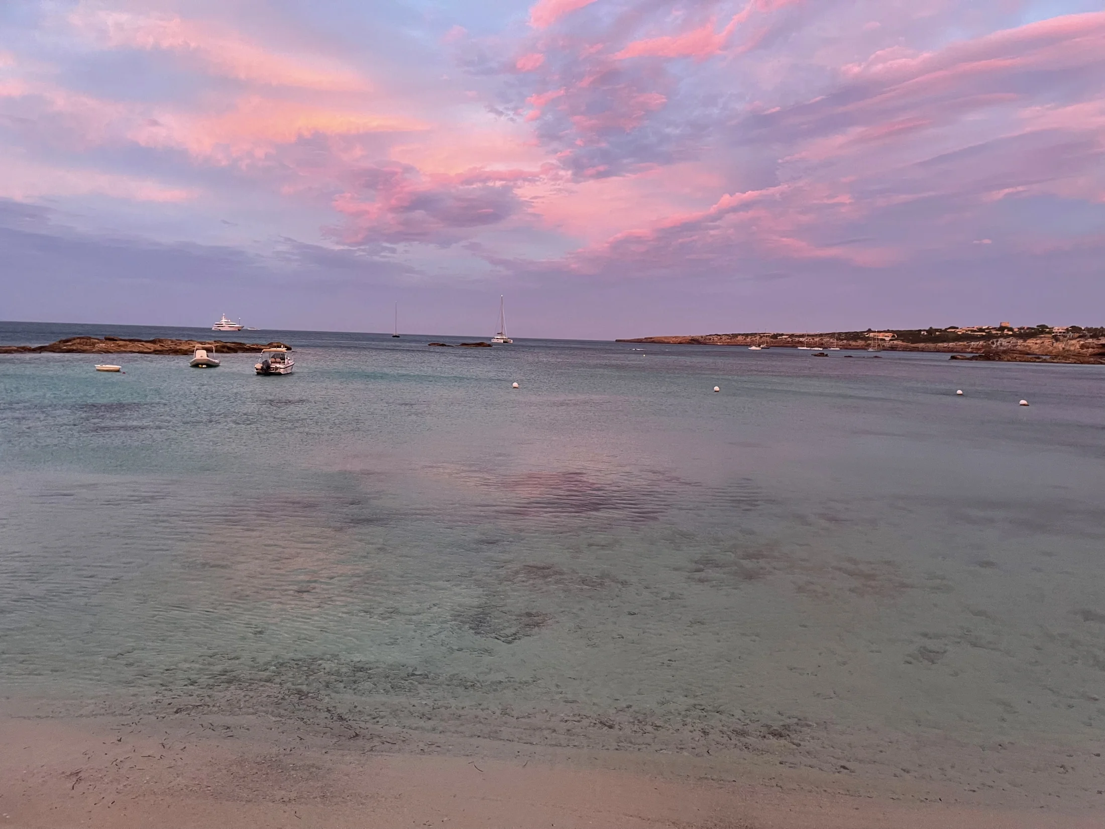 pujols bateaux mouillage coucher soleil Bateaux au mouillage dans la baie d'Es Pujols au coucher du soleil, Formentera