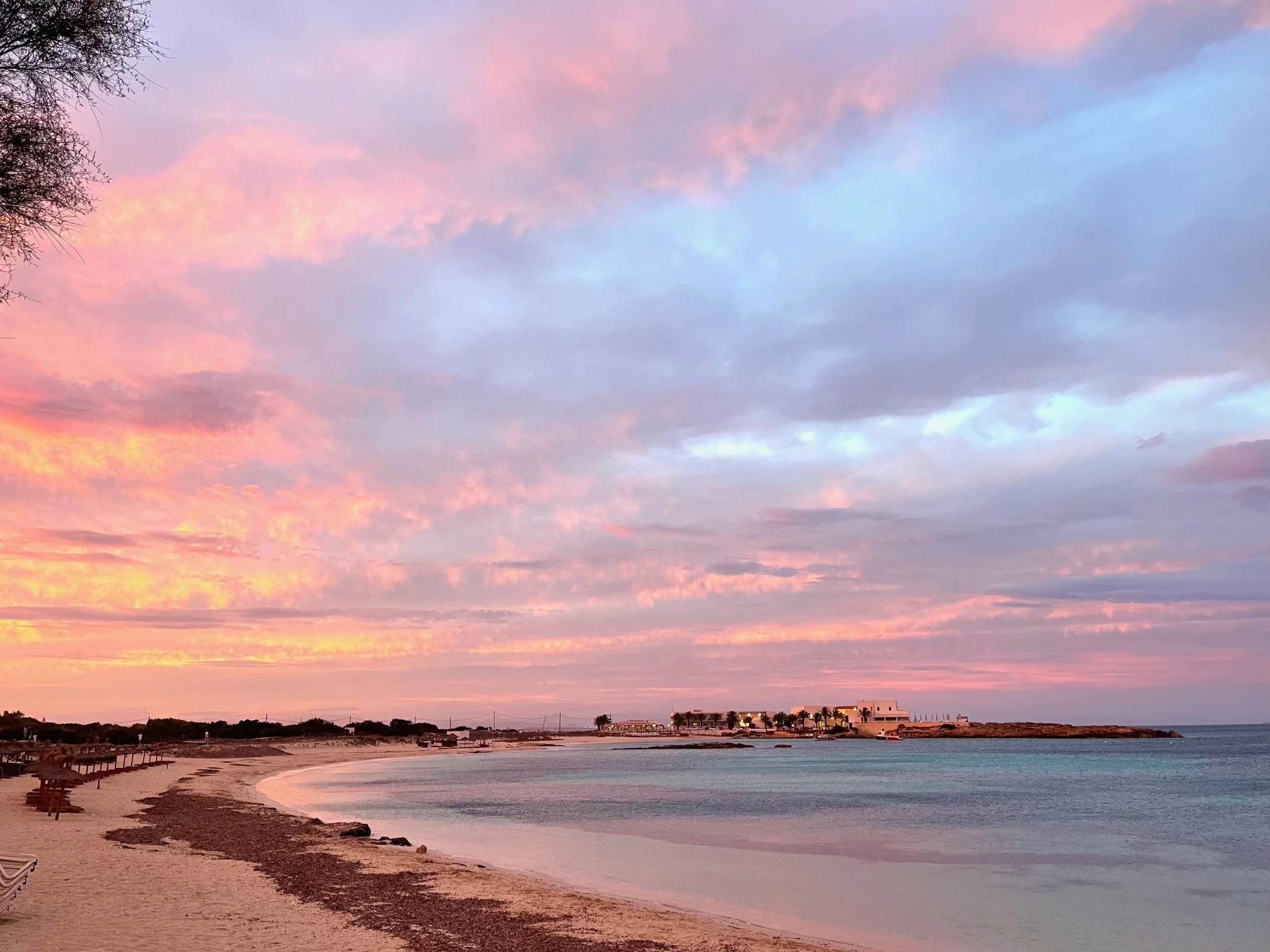 pujols panorama baie coucher soleil Panorama de la baie d'Es Pujols au coucher du soleil, Formentera