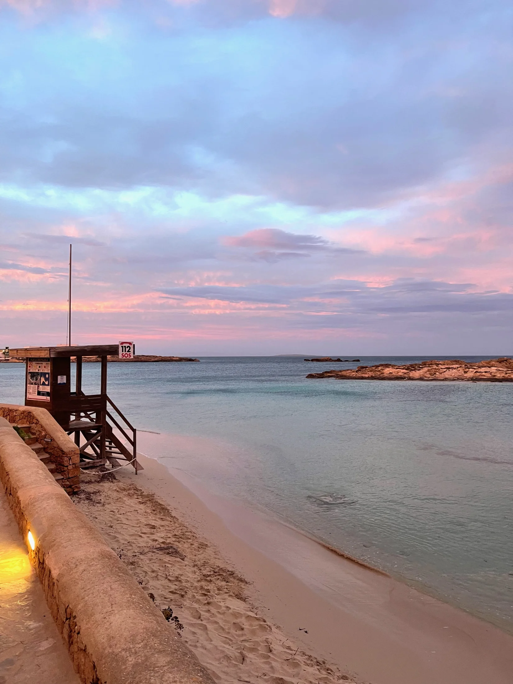 pujols poste secours promenade crepuscule Poste de secours et promenade d'Es Pujols au crépuscule, Formentera