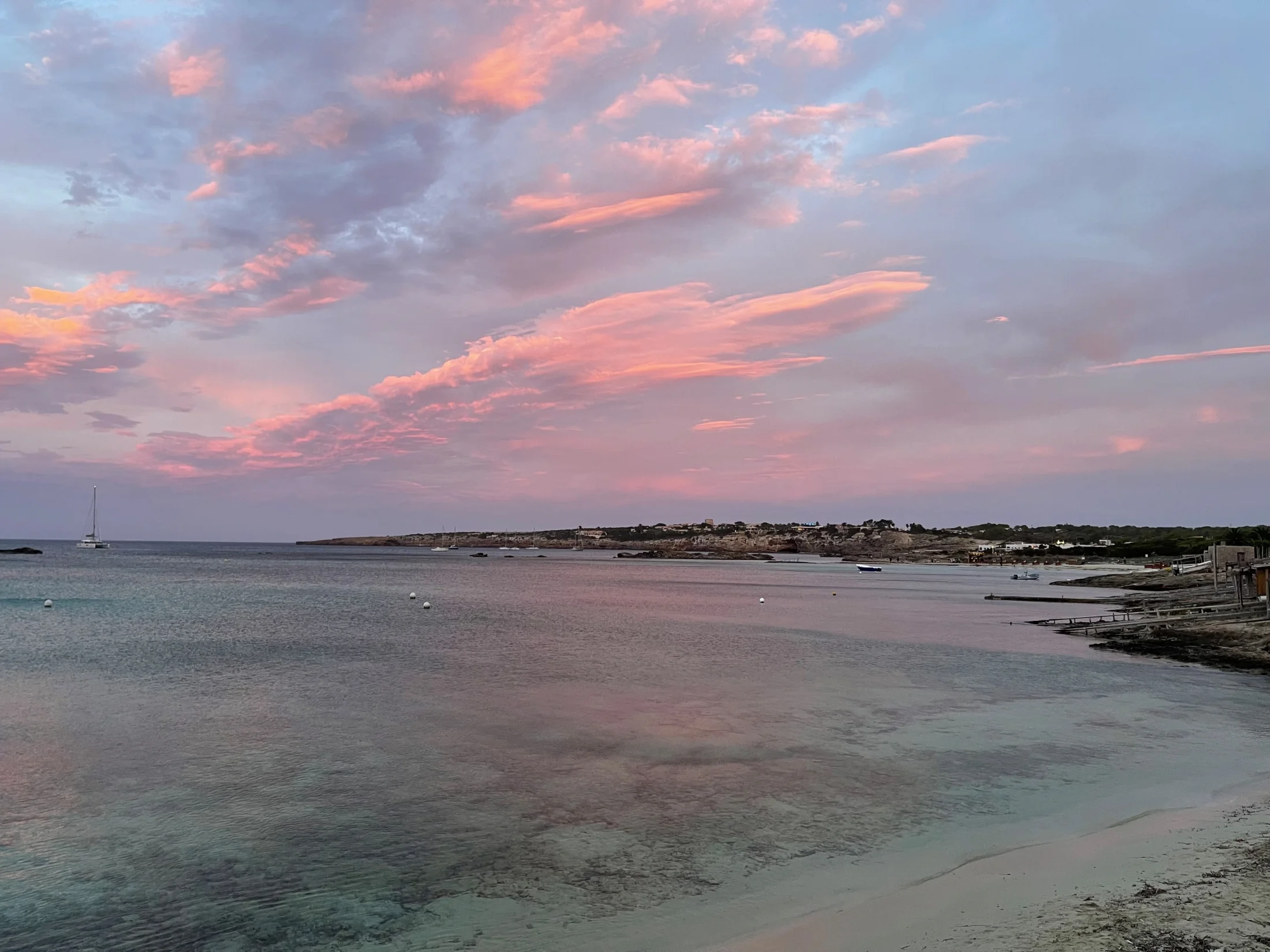 pujols vue baie village crepuscule Baie d'Es Pujols et le village au crépuscule, Formentera