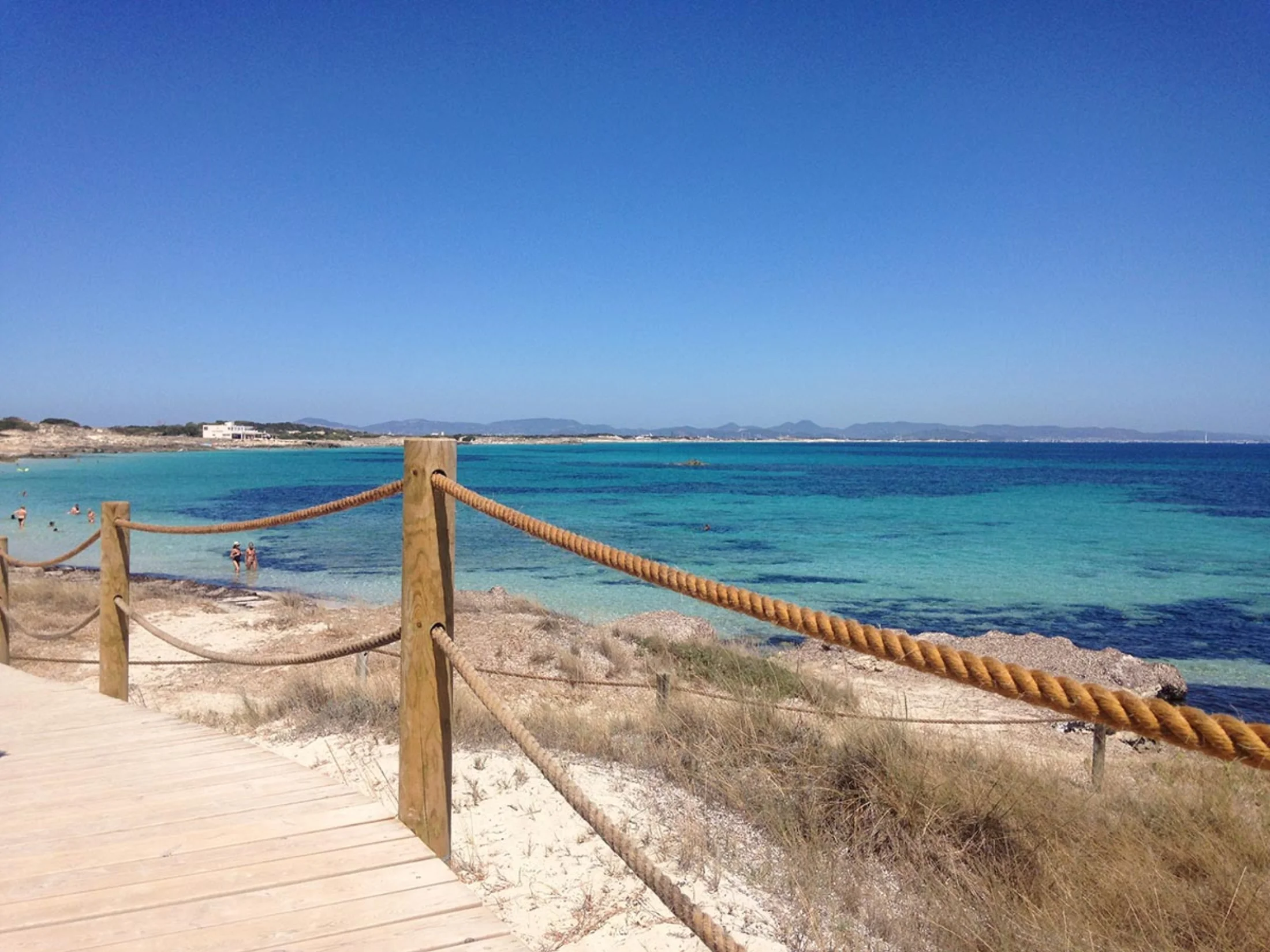 Ponton en bois et cordages menant à Platja de ses Canyes, Formentera