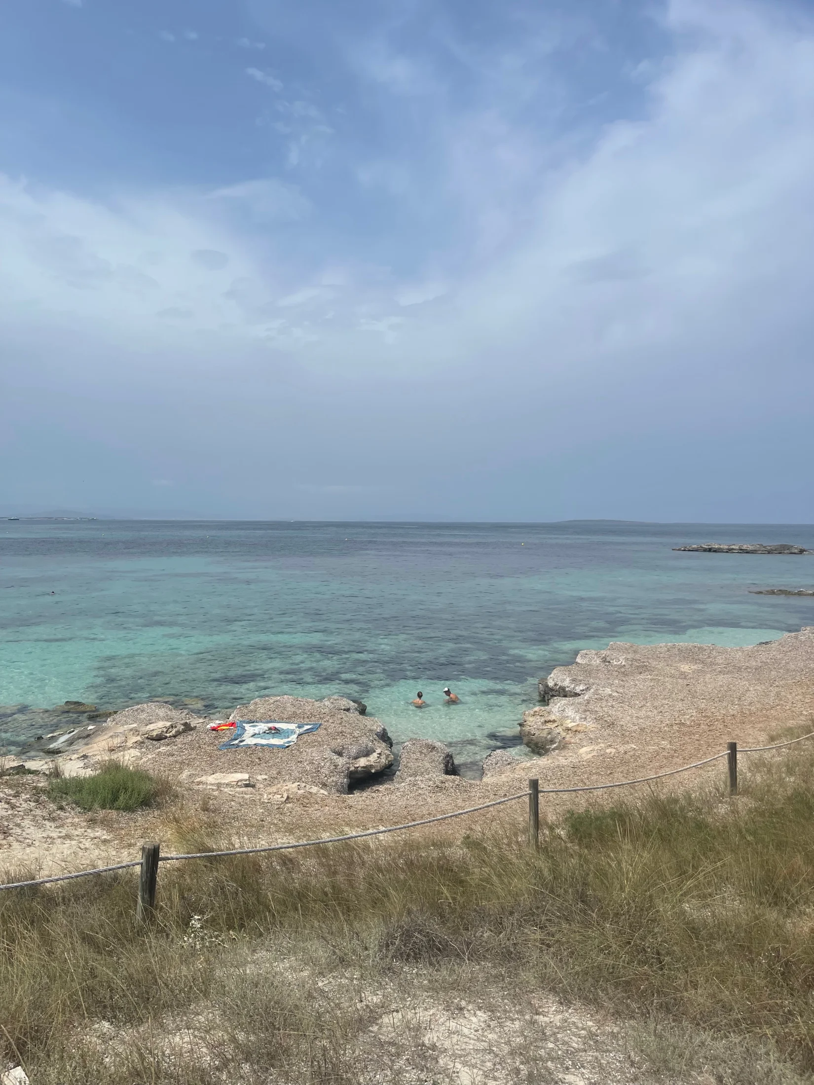Rochers et coin de baignade tranquille à Platja de ses Canyes, Formentera