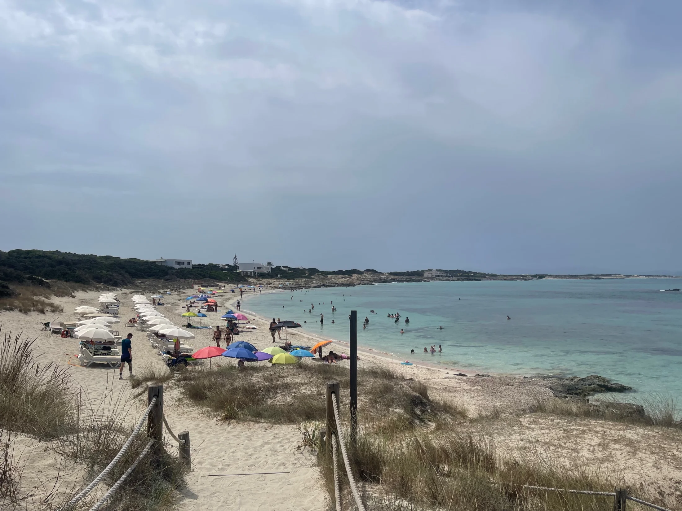 Vue de la plage de ses Canyes et de ses parasols depuis le sentier, Formentera