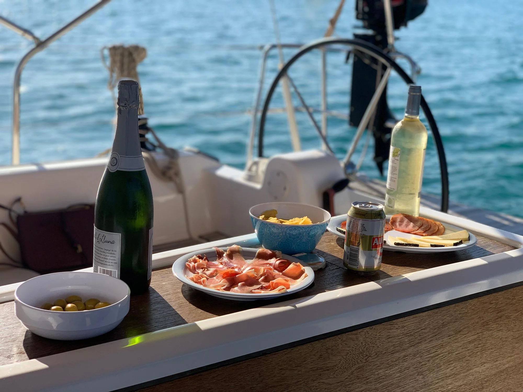 Open bar et amuse-bouches à bord du voilier à Ibiza