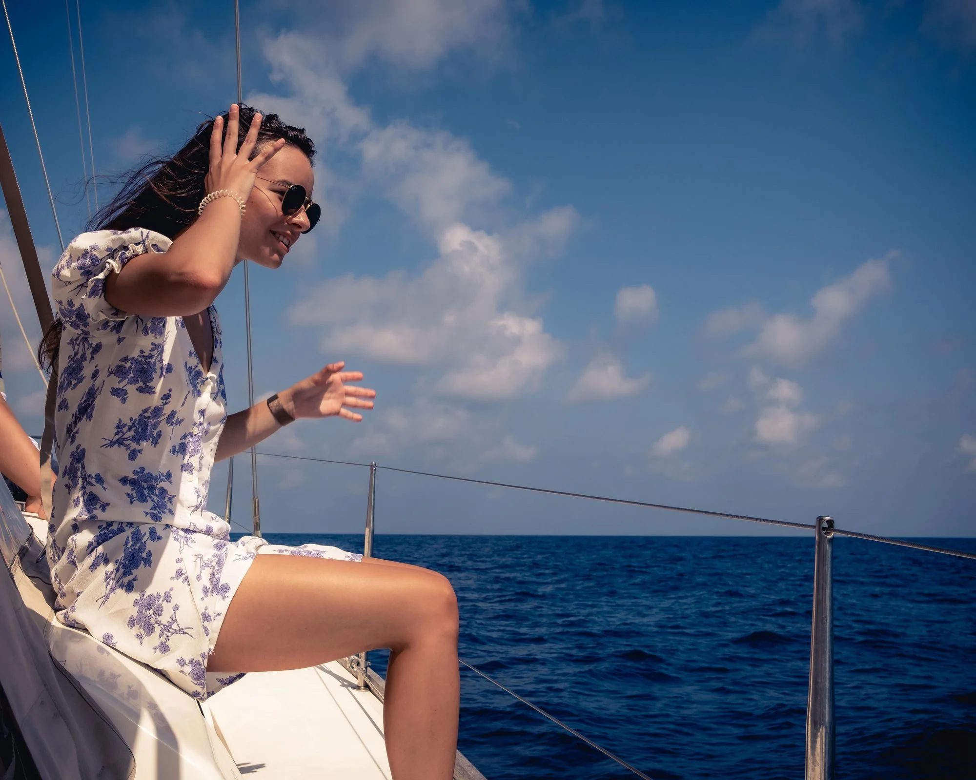 Passagère détendue à bord du voilier sunset sailing à Ibiza