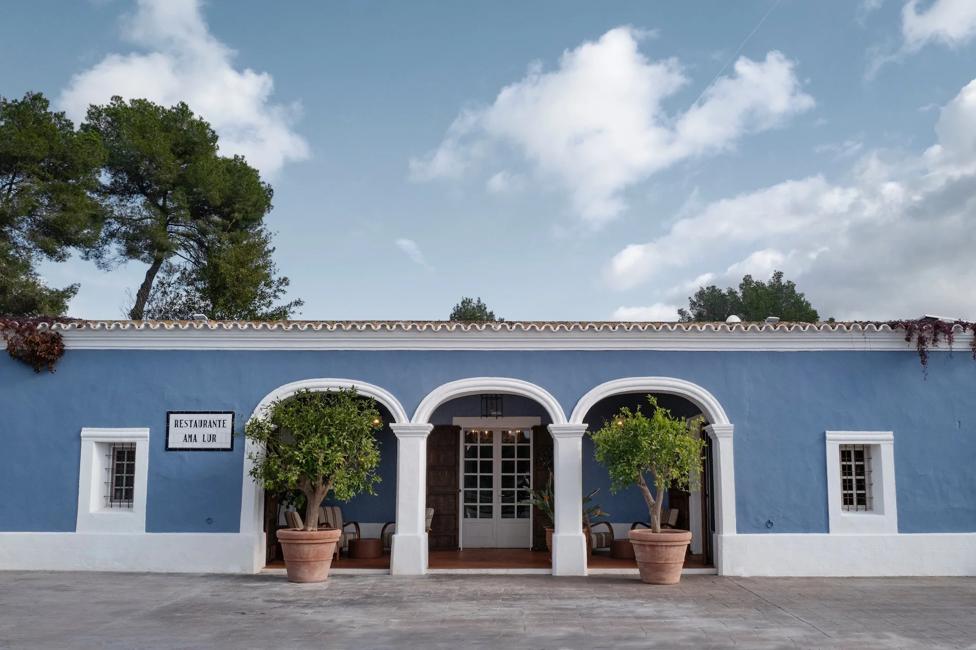 Façade bleue de la finca du restaurant Amalur à Santa Gertrudis