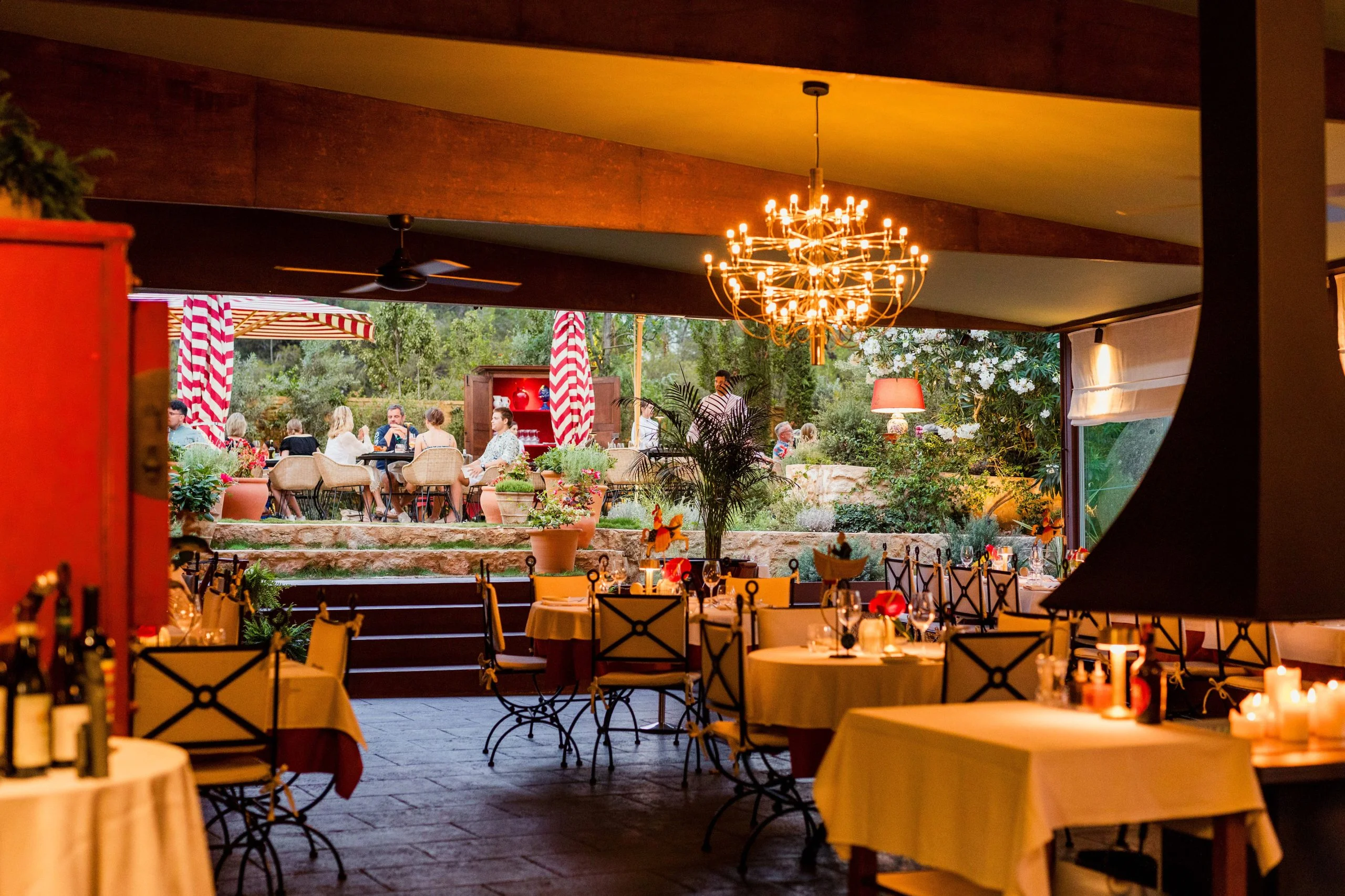Salle chaleureuse avec chandelier au restaurant Amalur Ibiza