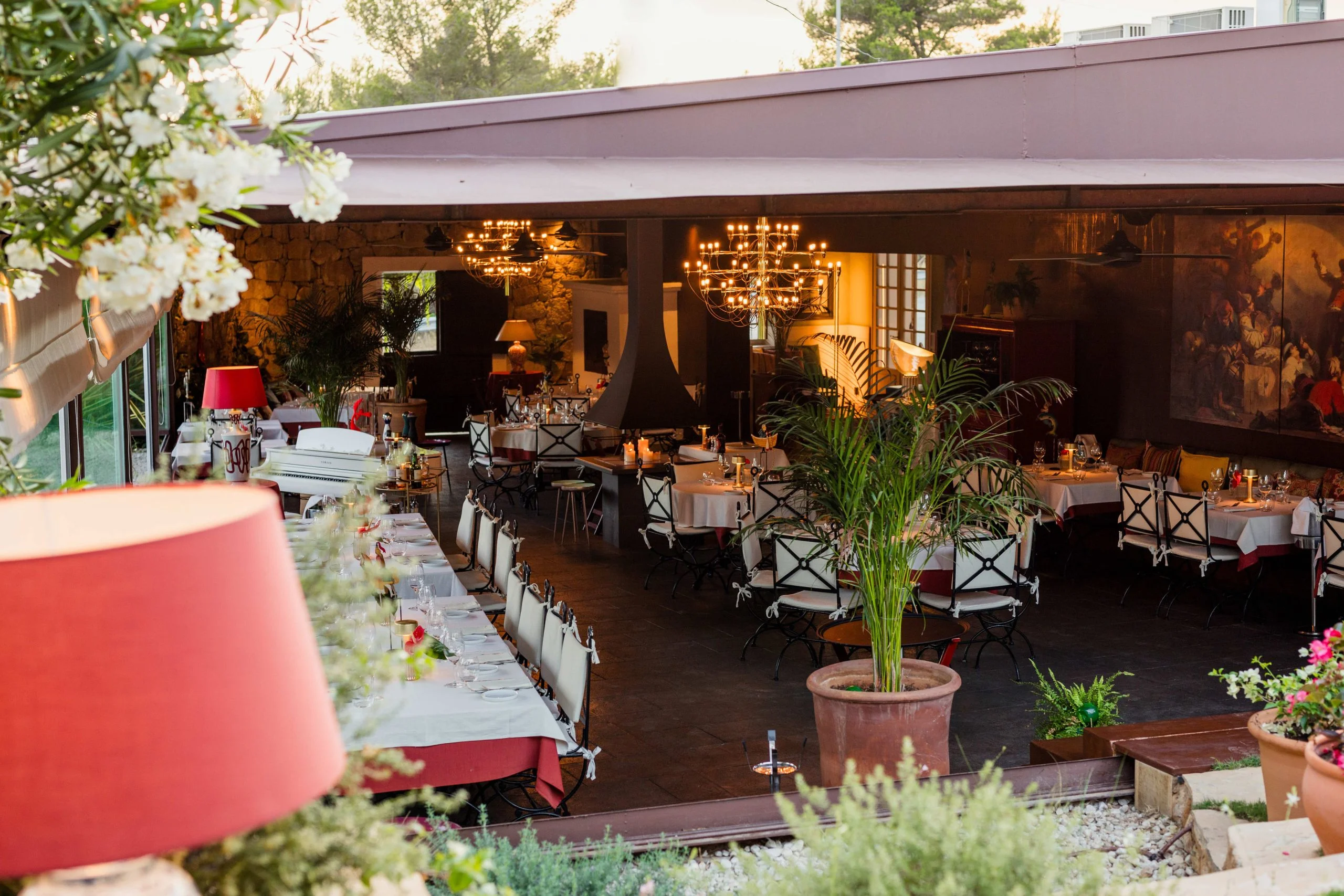 Grande salle voûtée avec tablées au restaurant Amalur Ibiza