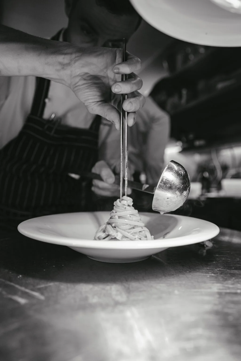 Préparation de pâtes en cuisine au restaurant Amalur Ibiza