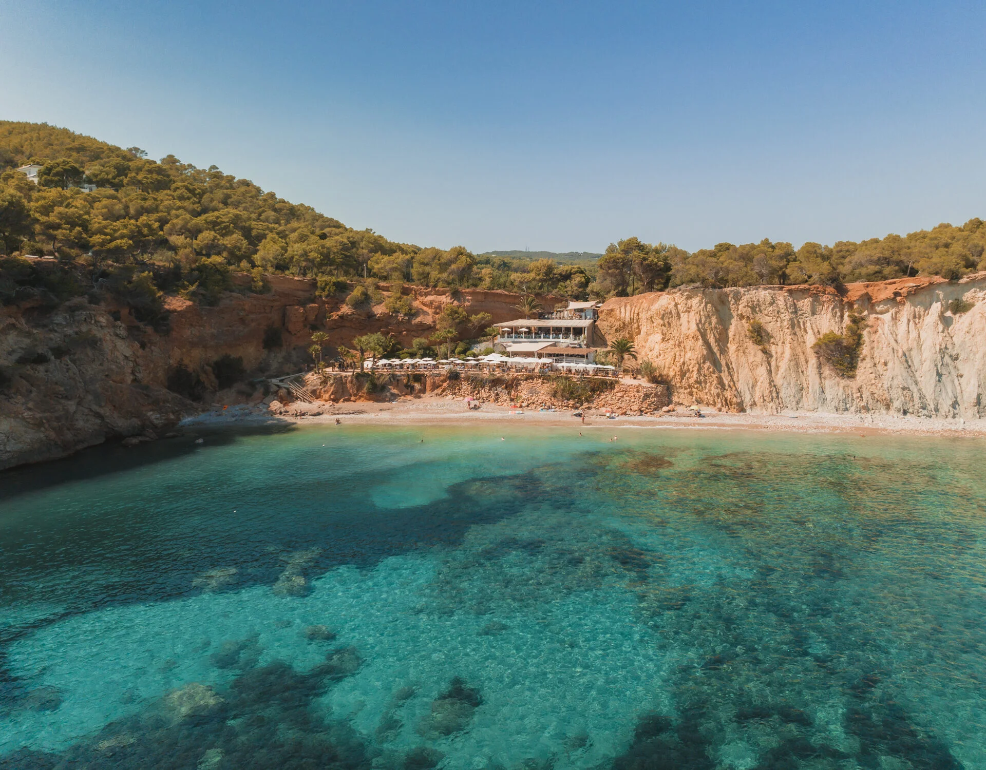 Vue aérienne de la crique où se situe Amante Beach Club Ibiza