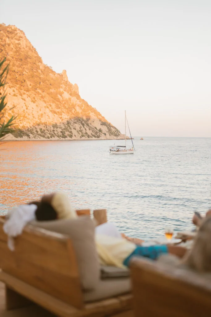 Coucher de soleil en terrasse à Amante Beach Club Ibiza