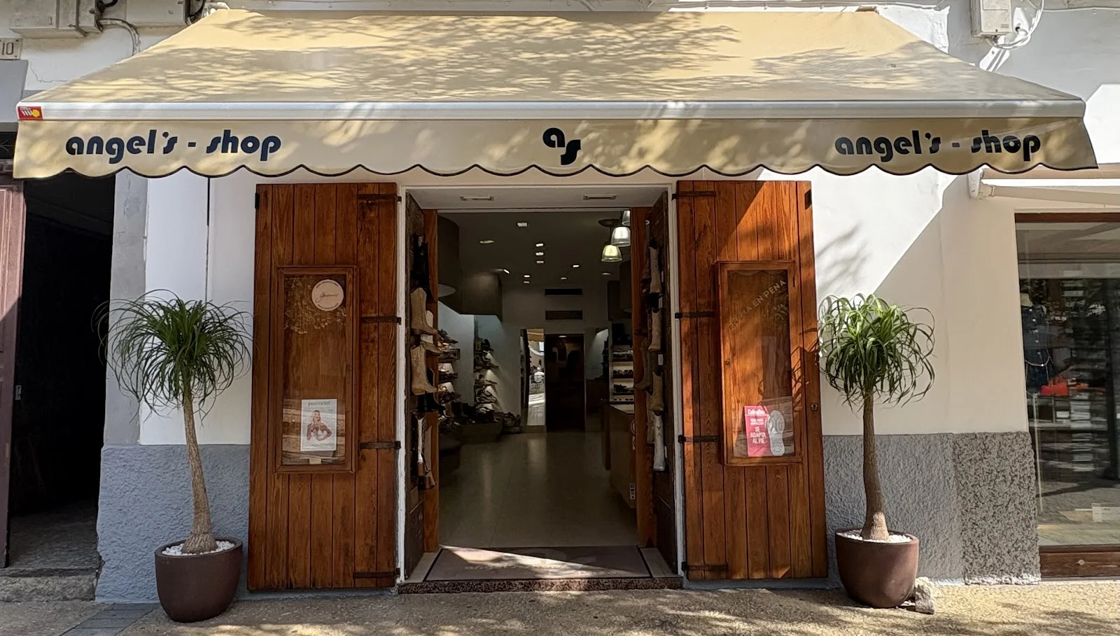 Façade d'Angel's Shop sur le Paseo Vara de Rey à Ibiza