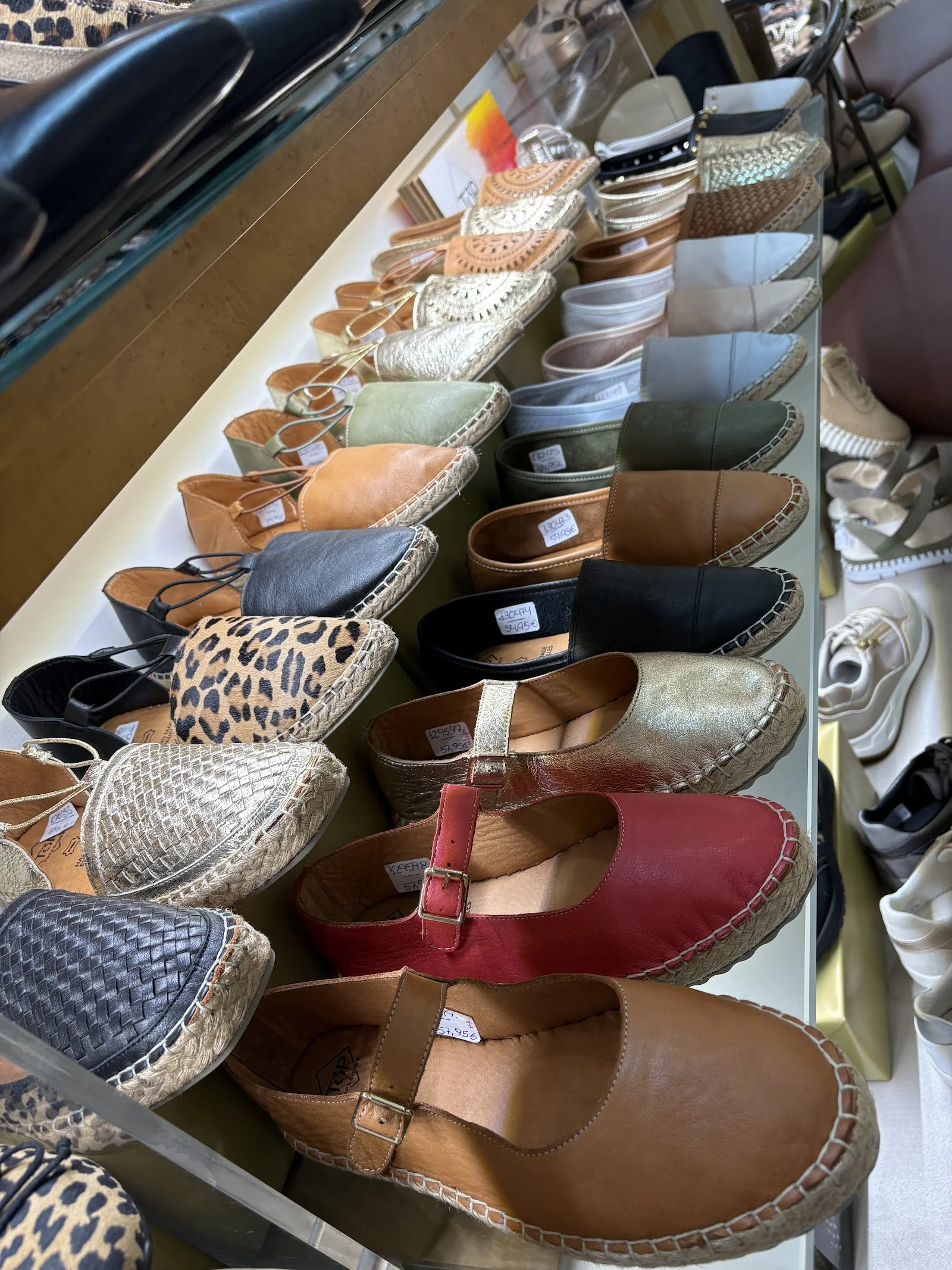 Rayonnage de sandales et espadrilles colorées chez Angel's Shop Ibiza