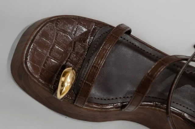 Détail d'une sandale en cuir chez Angel's Shop, photo Instagram