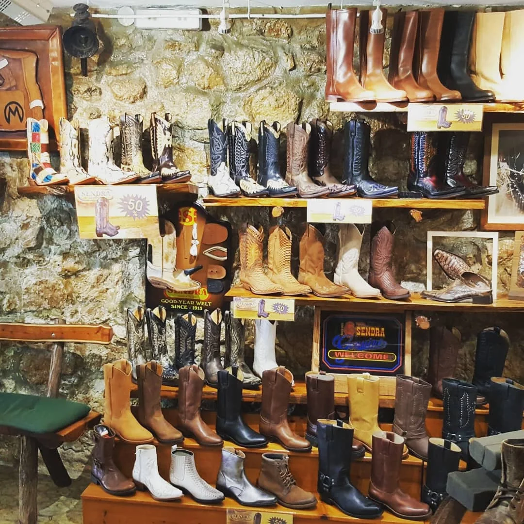 Mur de santiags et bottes en cuir de la marque Sendra chez Angel's Shop Ibiza