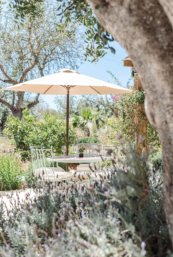 Terrasse fleurie du restaurant Aubergine by Atzaró Ibiza