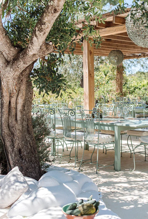 Pergola et grande tablée au restaurant Aubergine by Atzaró