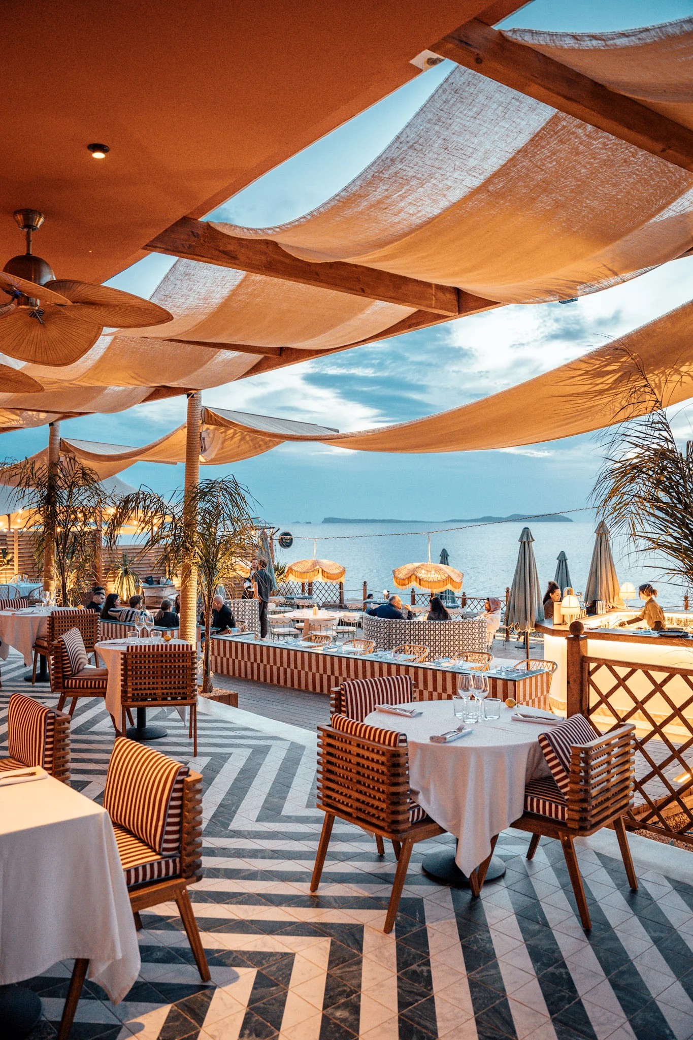 Terrasse du restaurant Bambino Ibiza au coucher du soleil
