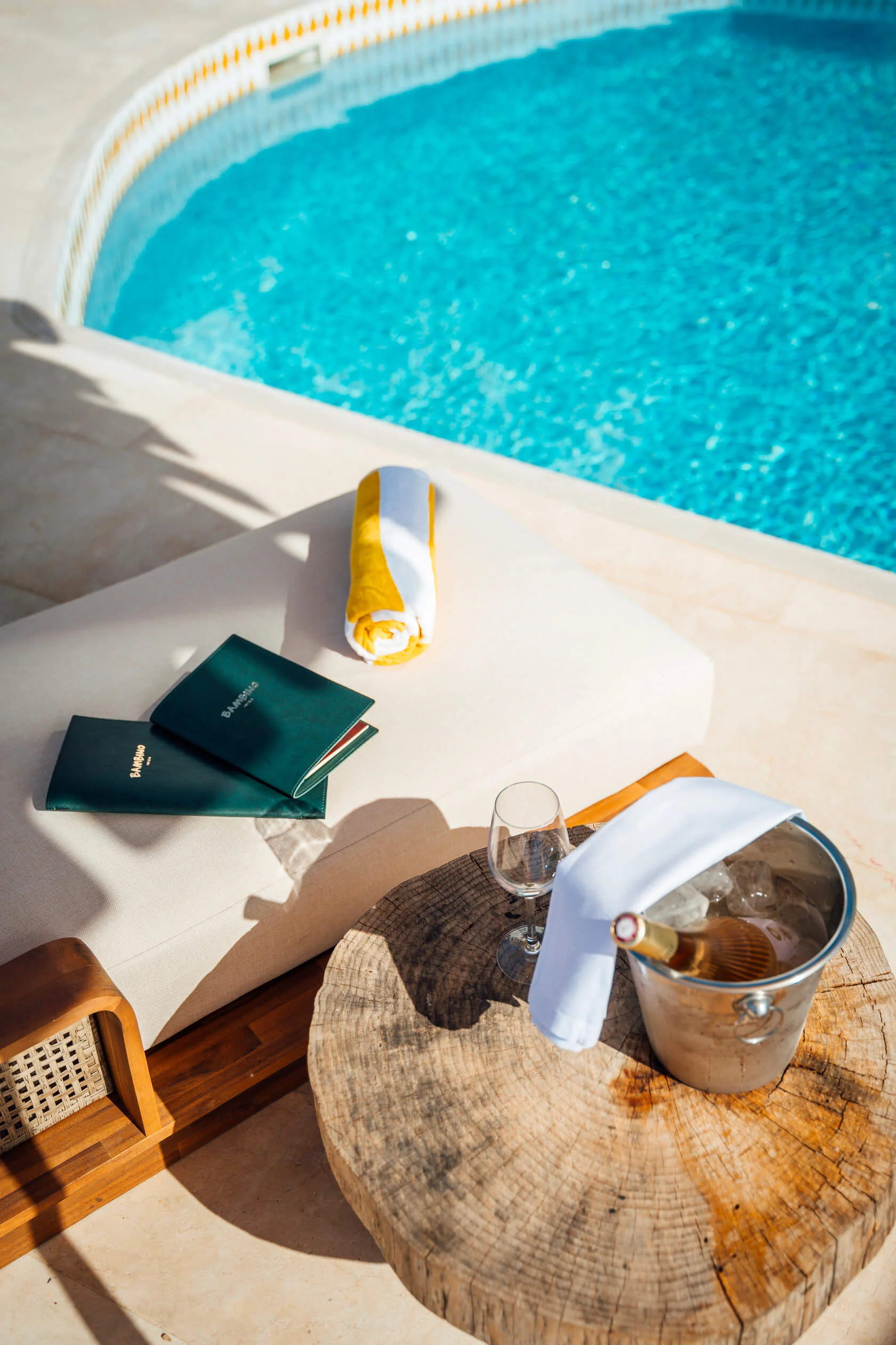 Bord de piscine du pool club Bambino Ibiza