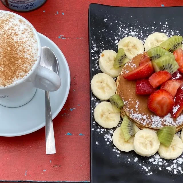 big store formentera cappuccino pancakes Cappuccino et pancakes aux fruits frais au Big Store, Sant Francesc, Formentera