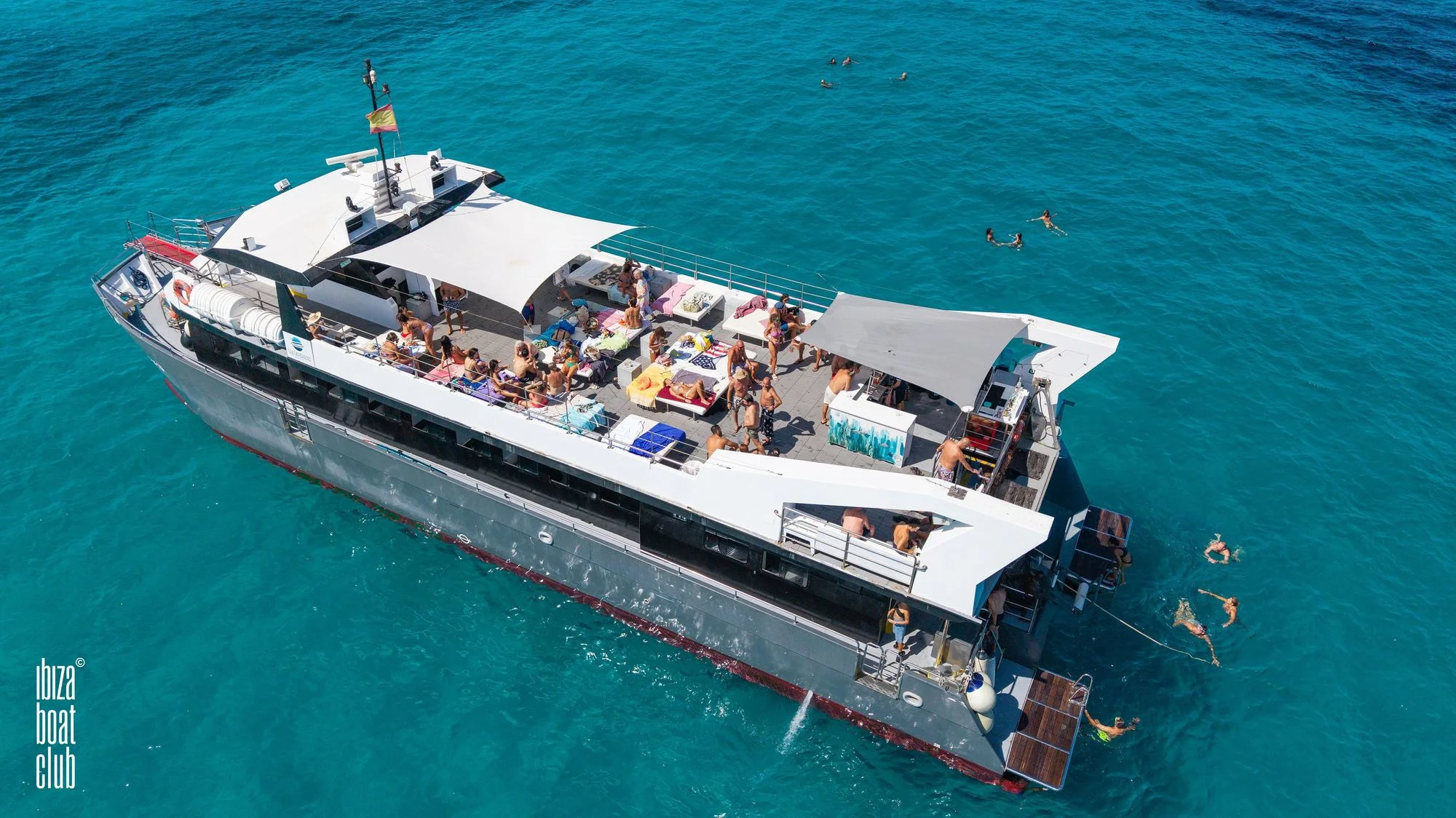 boat vue aerienne Vue aérienne du catamaran Ibiza Boat Club avec les invités sur le pont