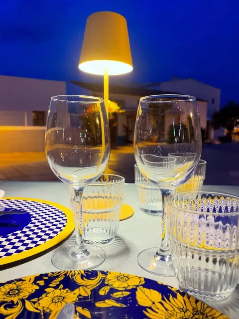 ca na pepa formentera table soir Table dressée en terrasse chez Ca Na Pepa, Formentera
