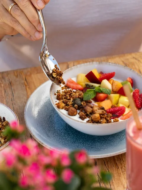 cafe del lago formentera bowl granola fruits 1 Bowl de yaourt, granola et fruits frais au Café del Lago, La Savina, Formentera