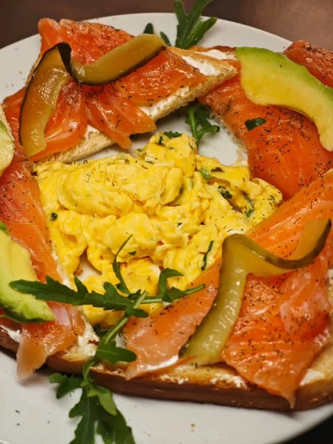 cafe matinal formentera brunch saumon Brunch saumon et œufs brouillés au Café Matinal, Sant Francesc, Formentera
