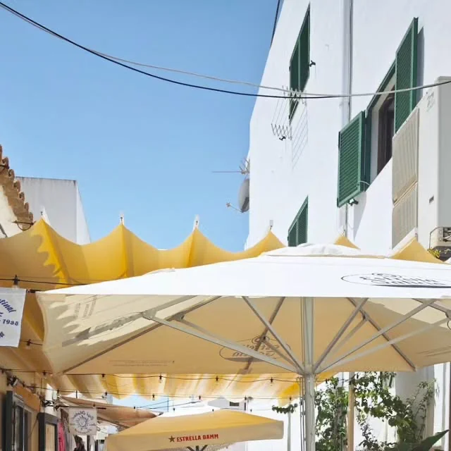 cafe matinal formentera facade ruelle Terrasse et façade du Café Matinal dans une ruelle de Sant Francesc, Formentera