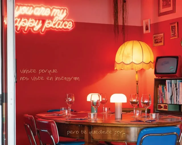cafe miranda formentera salle neon Salle intérieure au néon du Café Miranda, Es Pujols, Formentera