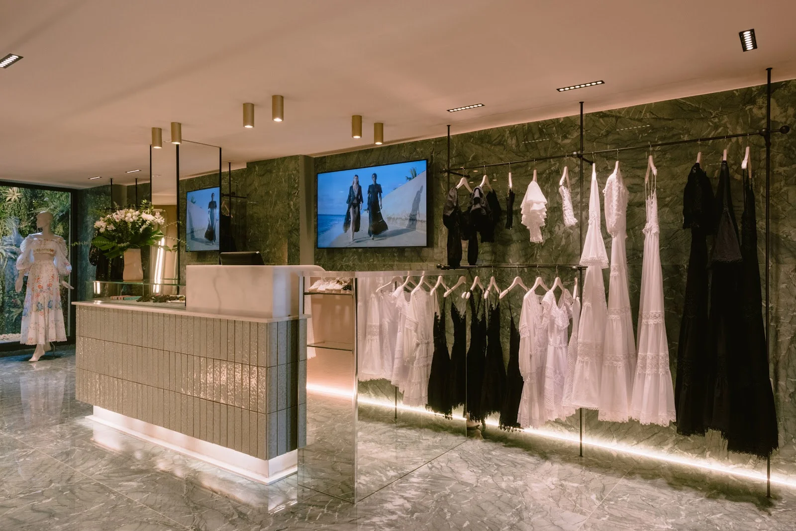 Intérieur du flagship Charo Ruiz Ibiza, robes blanches et noires suspendues