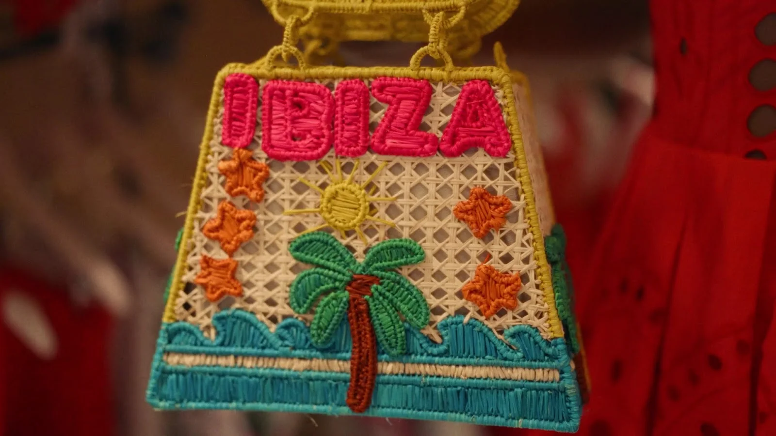Sac artisanal brodé portant l'inscription Ibiza chez Charo Ruiz