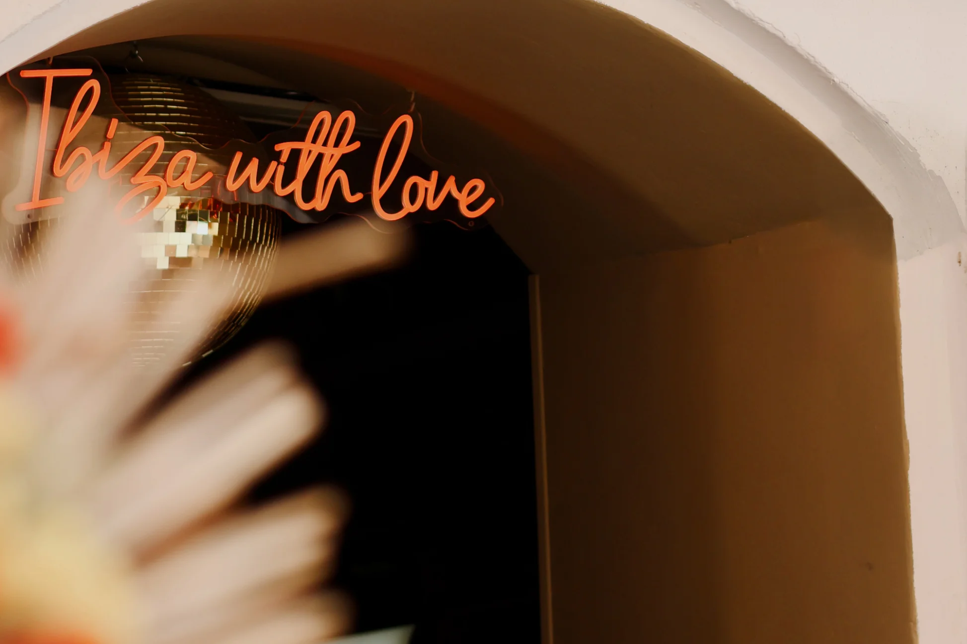 Enseigne néon Ibiza with love à l'entrée du restaurant Chic Fusion Food Ibiza