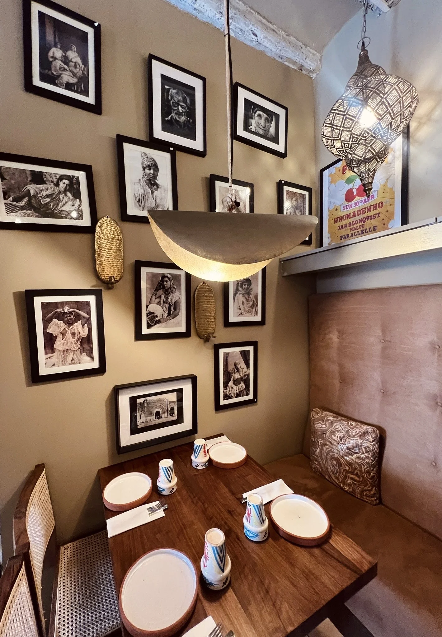 Salle intérieure du restaurant Chic Fusion Food Ibiza avec décoration bohème