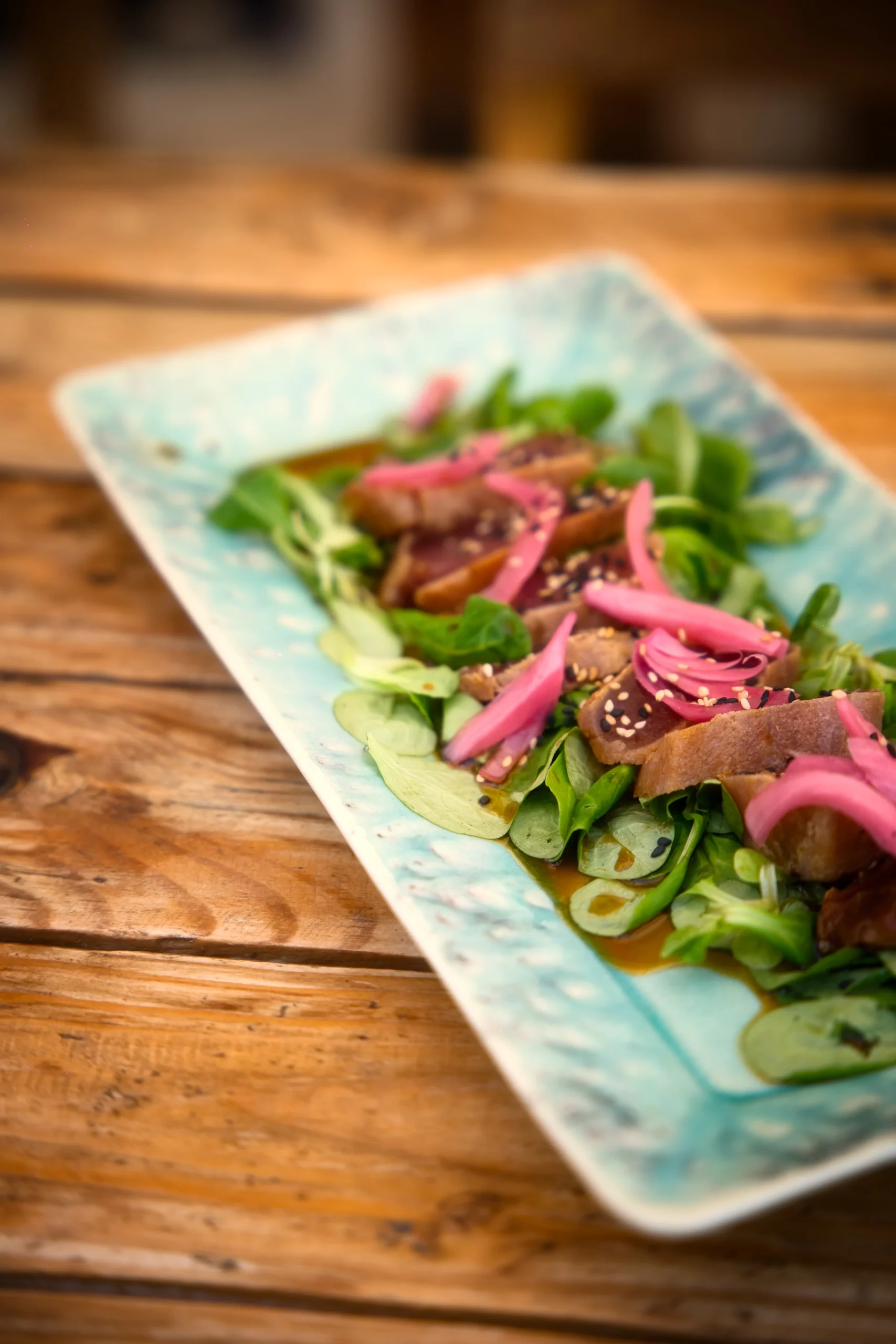 Thon mi-cuit sésame et oignons rouges au Chic Fusion Food Ibiza