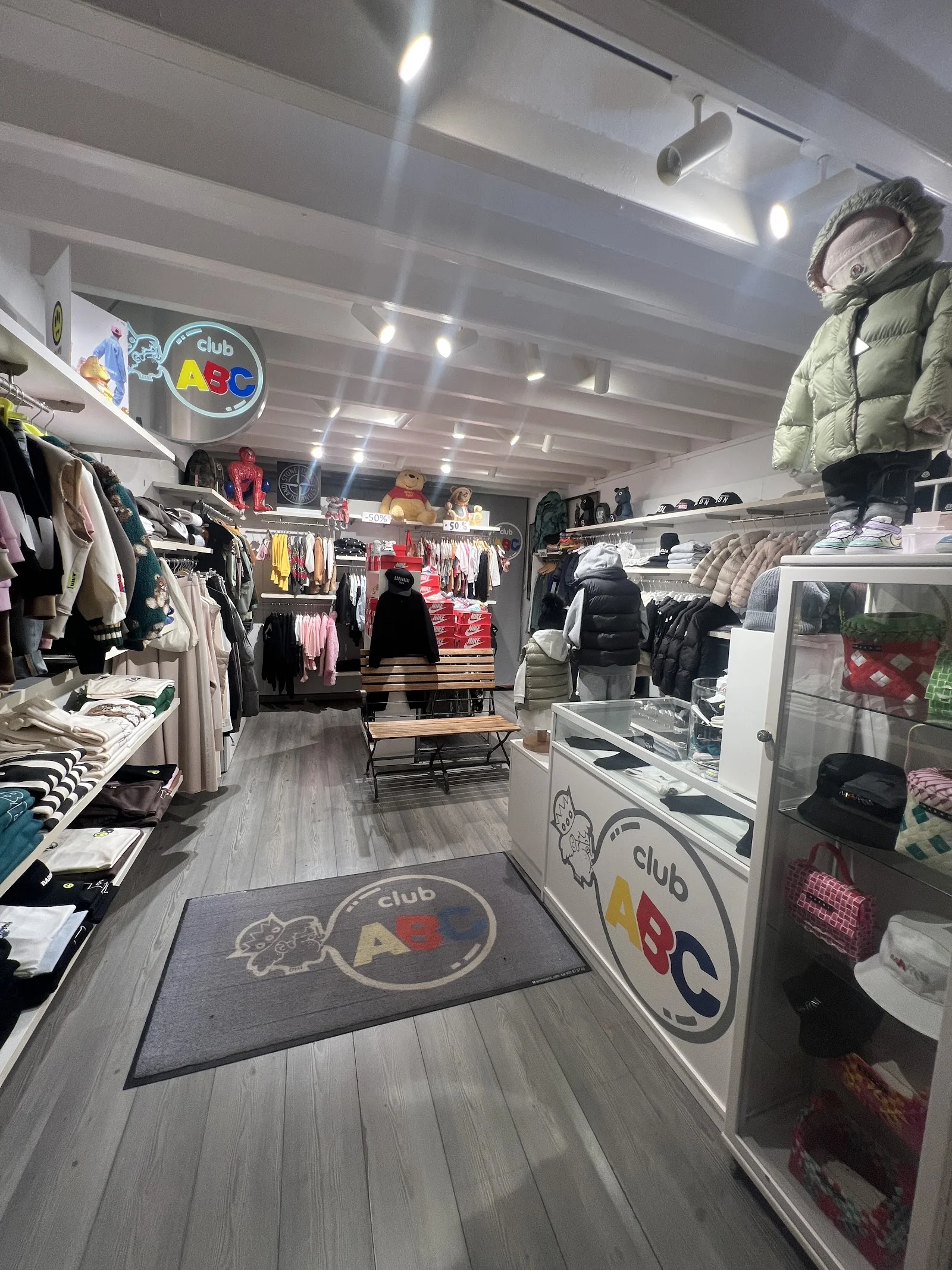 Intérieur de Club ABC Ibiza, vêtements et doudounes pour enfants