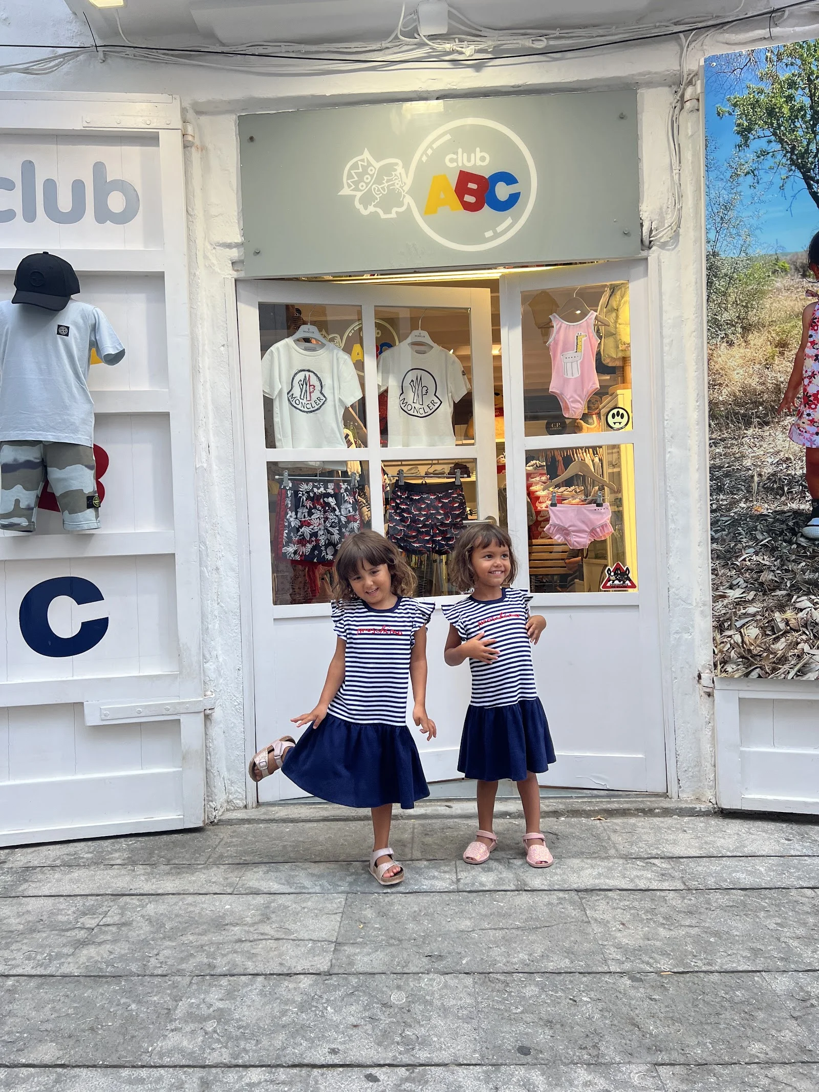 Deux fillettes devant la façade de la boutique Club ABC à Ibiza