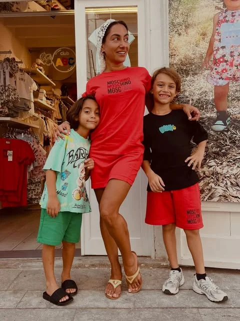 Une mère et ses deux enfants devant la boutique Club ABC à Ibiza