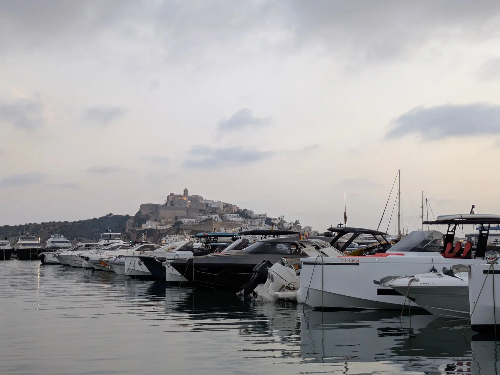 dalt vila yachts port ibiza Yachts dans le port d Ibiza avec Dalt Vila en arriere plan