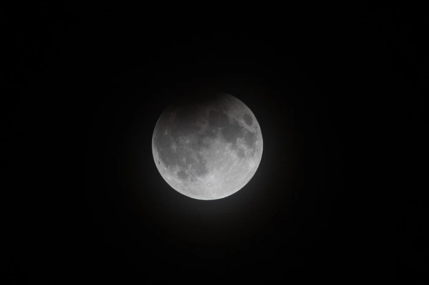 eclipse partielle lune ombre terrestre Lune partiellement mordue par l'ombre de la Terre lors d'une éclipse partielle