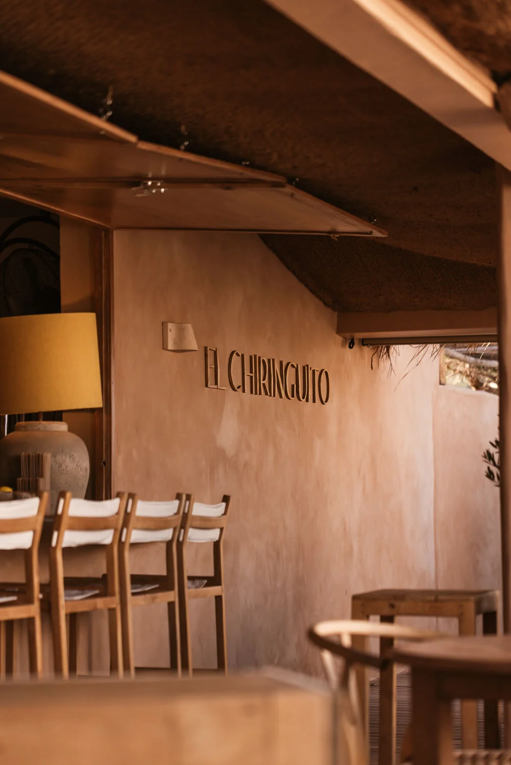 Intérieur et enseigne du restaurant El Chiringuito Es Cavallet