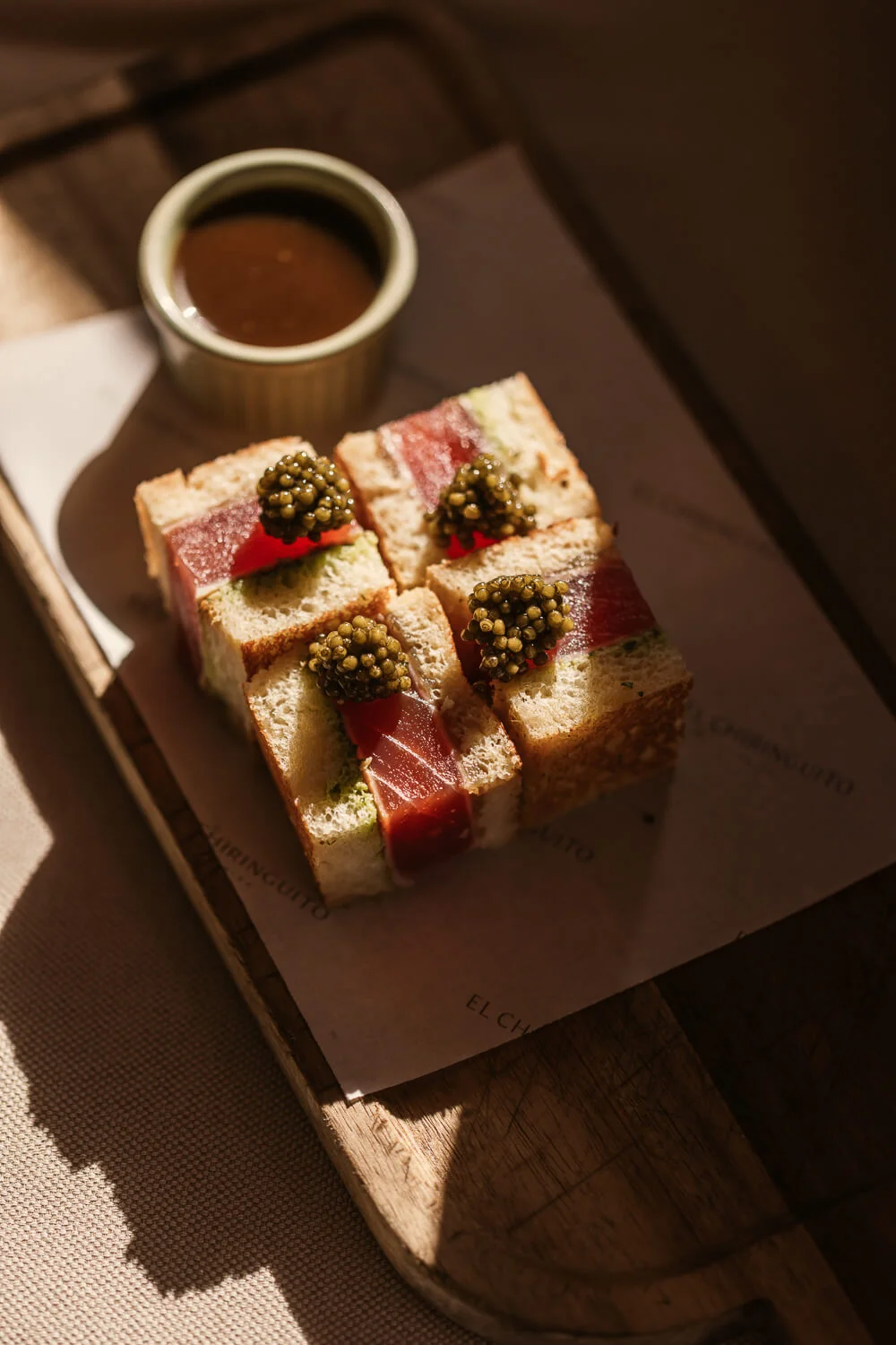 Sandwich thon caviar, plat signature d'El Chiringuito