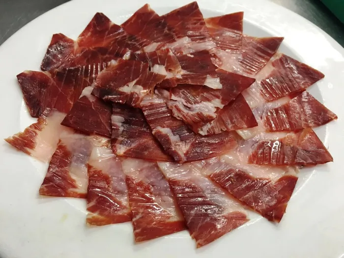 es calo formentera jambon iberique 1 Jambon ibérique de bellota tranché finement, Es Caló Restaurante, Formentera