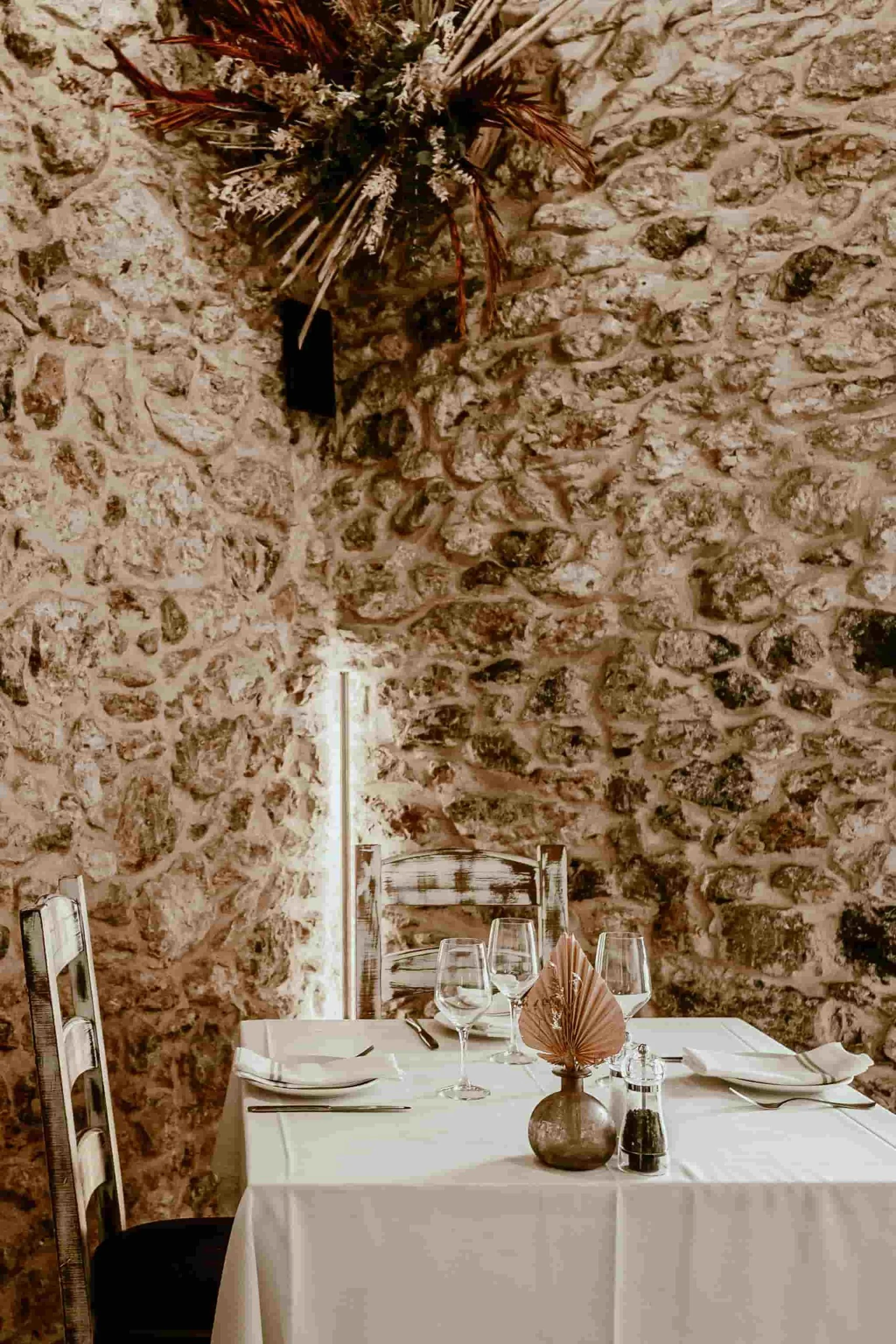 Salle en pierre du restaurant Es Jardins de Fruitera