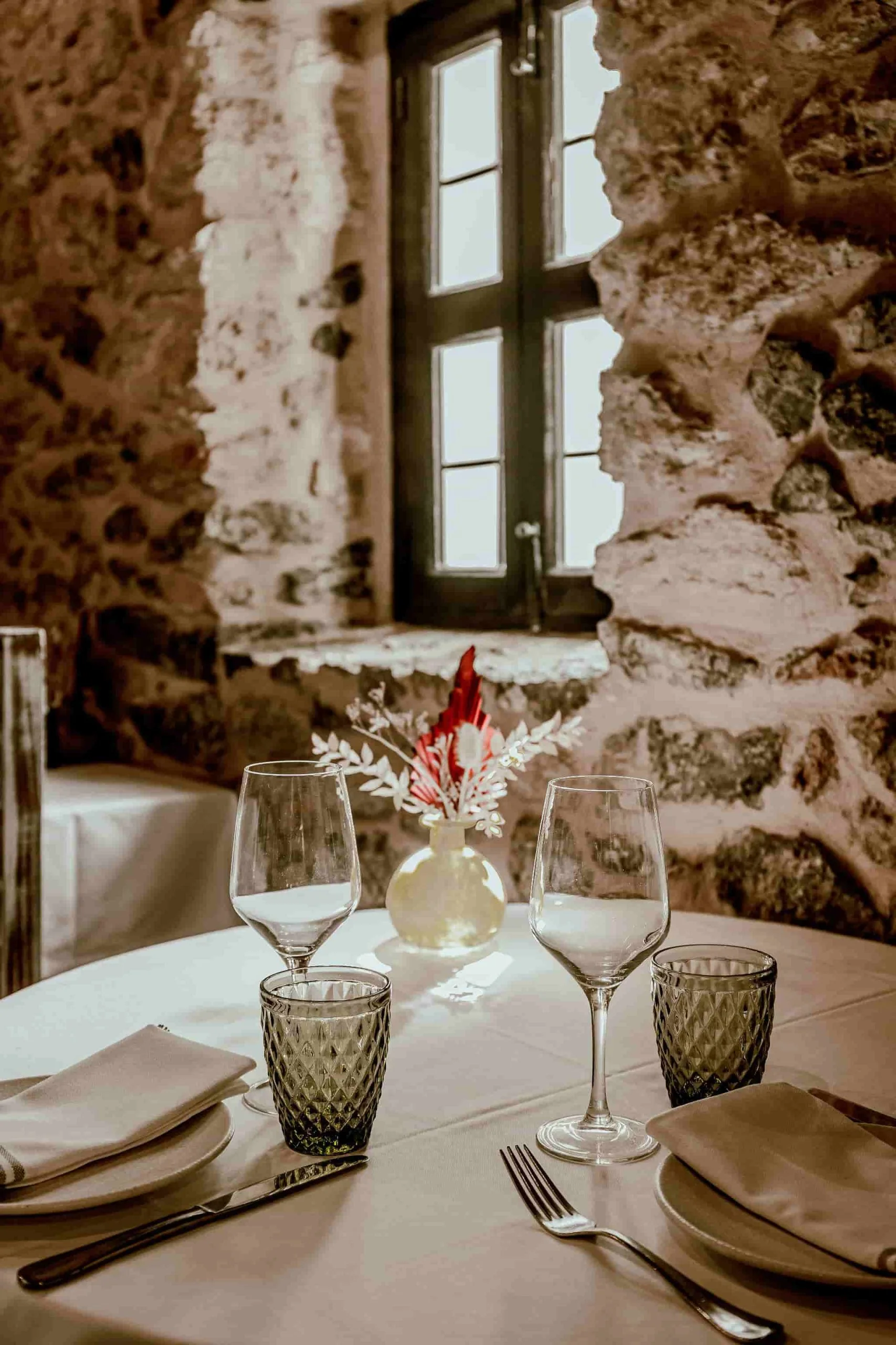 Table dressée près d'une fenêtre au restaurant Es Jardins de Fruitera