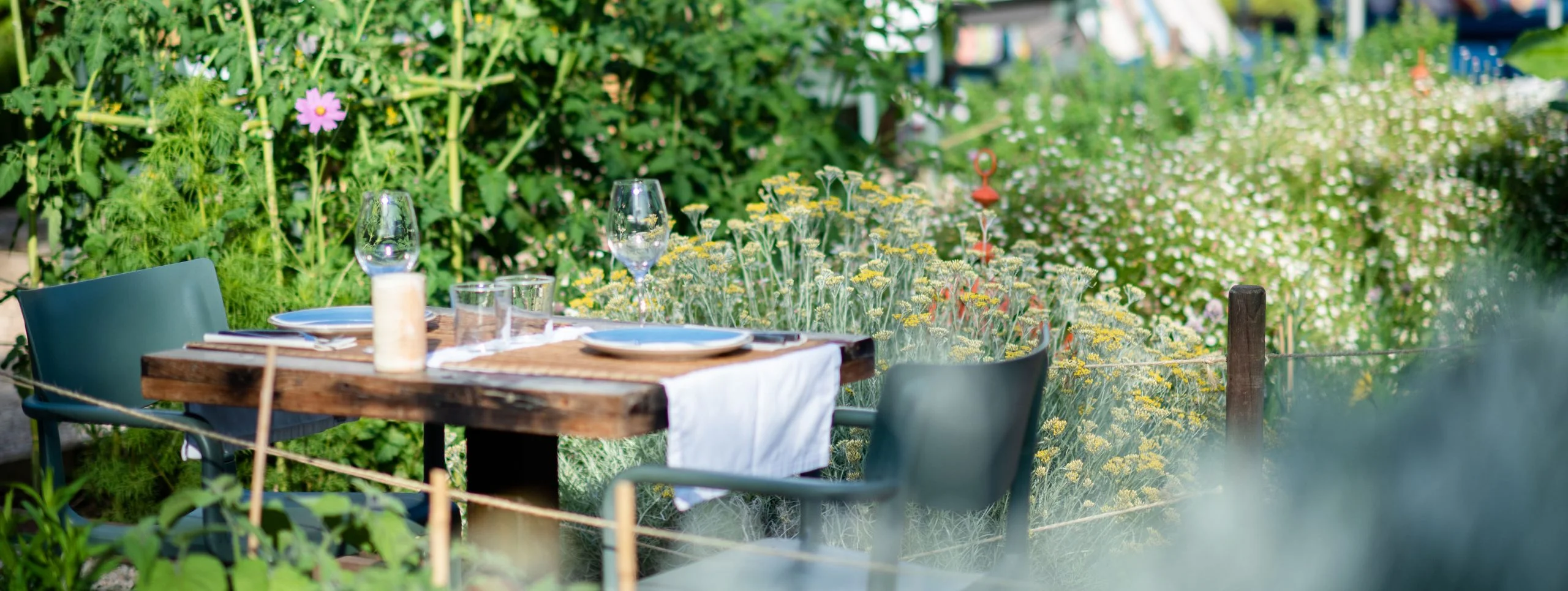Table dressée dans le potager du Giri Café